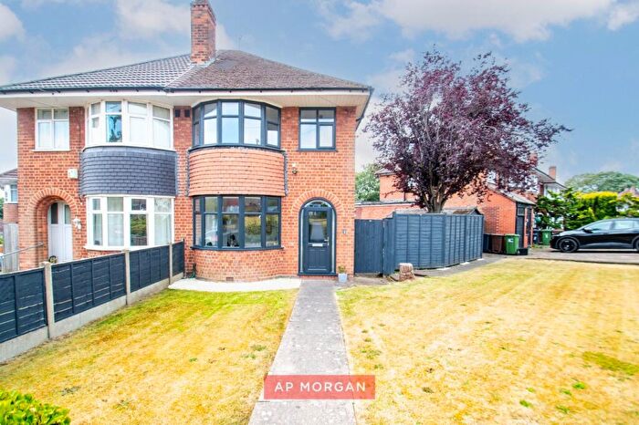 3 Bedroom Semi Detached House For Sale In Hanson Grove, Solihull, West Midlands, B92