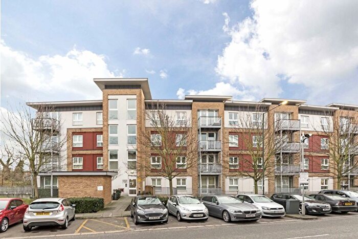 2 Bedroom Flat To Rent In Langhorn Drive, Twickenham, TW2