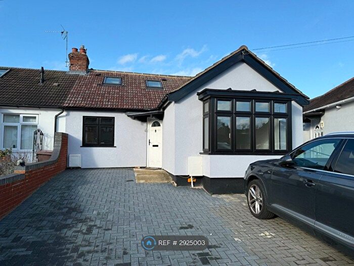 4 Bedroom Semi-Detached House To Rent In Parkside Avenue, Romford, RM1