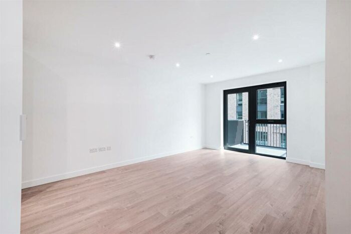 1 Bedroom Apartment To Rent In Hawker House, Woodybury Down, N4