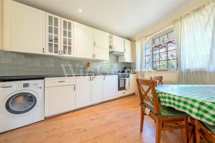 Studio To Rent In Clifton Gardens, London, NW11