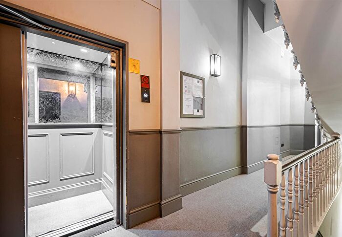 2 Bedroom Flat For Sale In Collingham Road, London, SW5