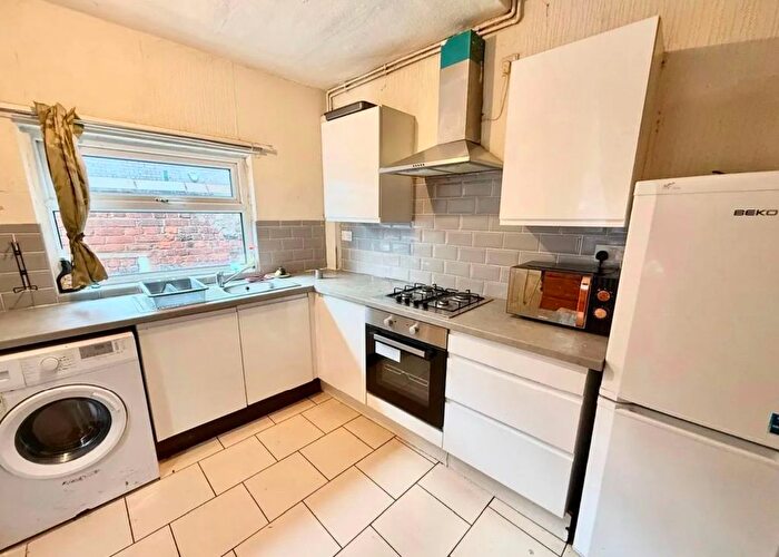 2 Bedroom Flat To Rent In Friern Park, London, N12