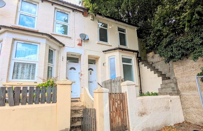 3 Bedroom End Of Terrace House To Rent In Cecil Avenue, Strood, Rochester, ME2