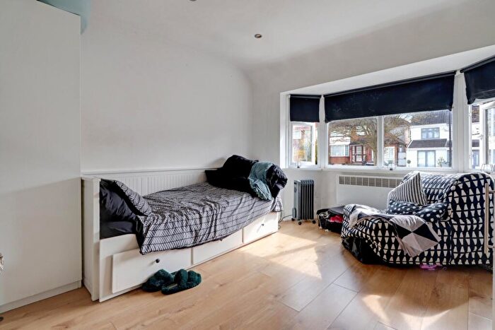 1 Bedroom House Of Multiple Occupation To Rent In West Hill, Wembley, London, - Ensuite Bedsit Council Tax And Water Inc, HA9
