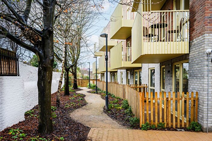 3 Bedroom Flat For Sale In London Road, Hounslow, TW8