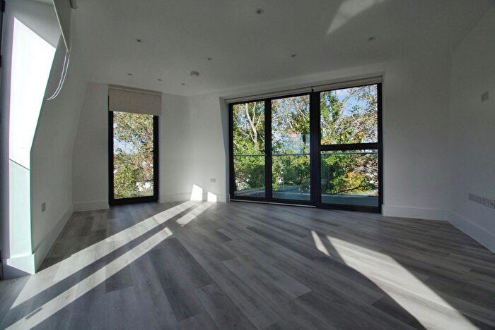 2 Bedroom Flat To Rent In Bourne Way, Hayes, Bromley, BR2