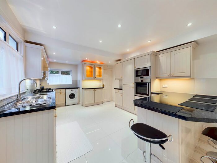 2 Bedroom Cottage To Rent In Park Cottages, The Chase, Pinner HA5