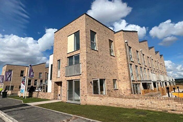 4 Bedroom Town House To Rent In Lescar Road, Rotherham, S60