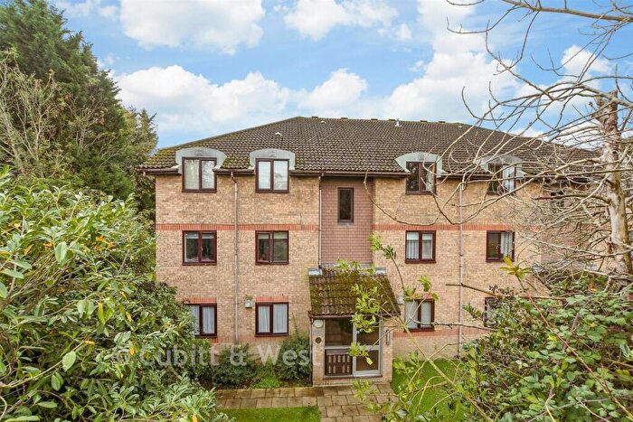 1 Bedroom Flat For Sale In Vicarage Lane, Horley, Surrey, RH6
