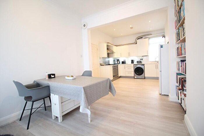 3 Bedroom Flat For Sale In Cotford Road, Thornton Heath, CR7