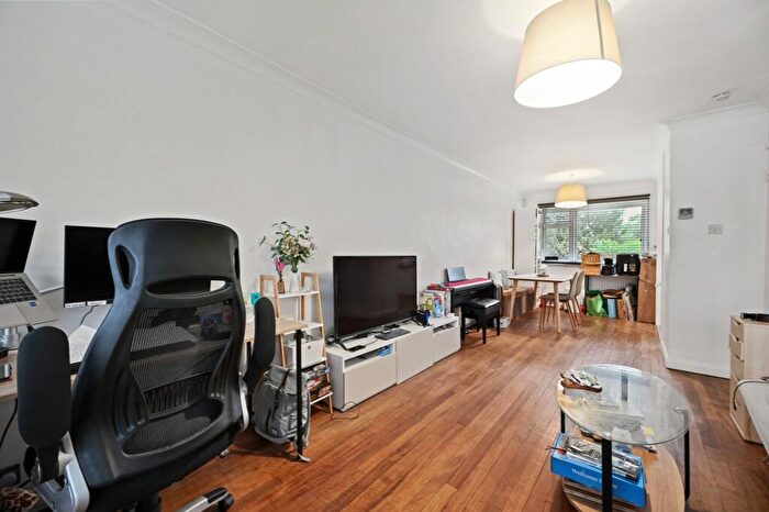 2 Bedroom Flat To Rent In Cadogan Court, Sutton, SM2