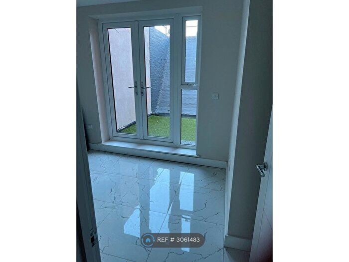 Studio To Rent In High Street, Grays, RM17