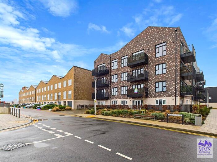 2 Bedroom Flat For Sale In Glenway Road, Rochester, ME1