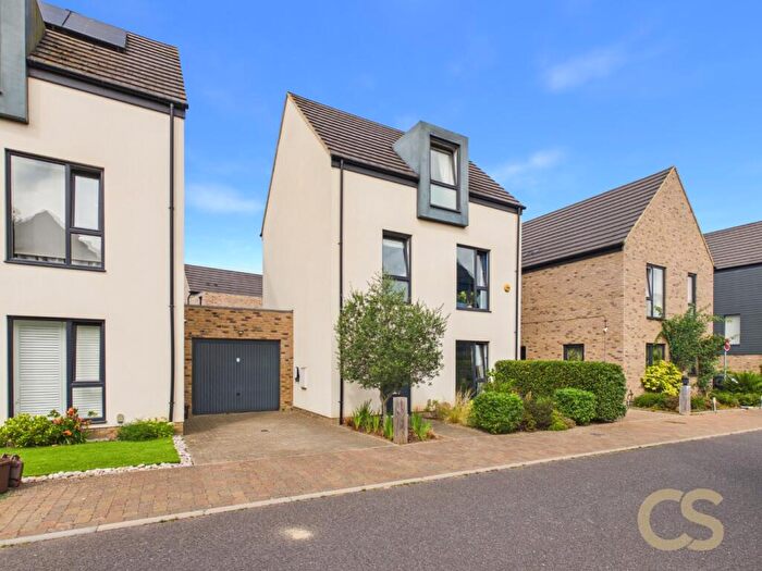 3 Bedroom Link Detached House To Rent In Markwick Avenue, Cheshunt, Hertfordshire, EN8