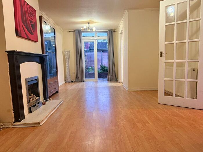 4 Bedroom Semi Detached House To Rent In Ilford, IG5