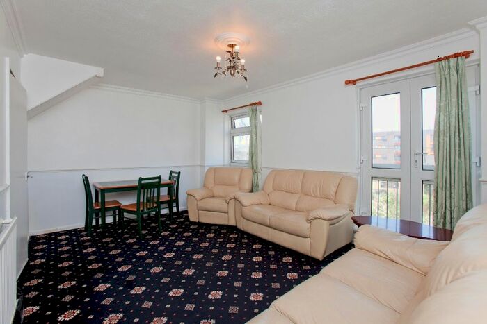 3 Bedroom Flat To Rent In Gale Street, London, E3