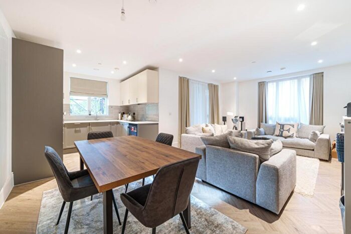 3 Bedroom Apartment To Rent In Fellowes Rise Winchester, SO22