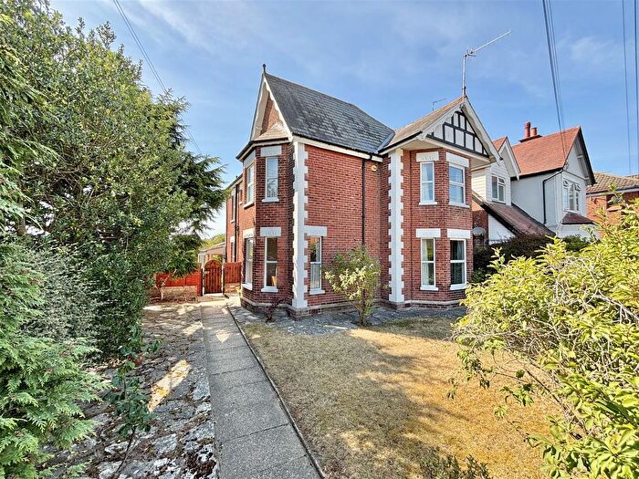 4 Bedroom Detached House For Sale In Wimborne Road, Poole, BH15