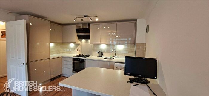 2 Bedroom Flat For Sale In Second Cross Road, Twickenham, TW2