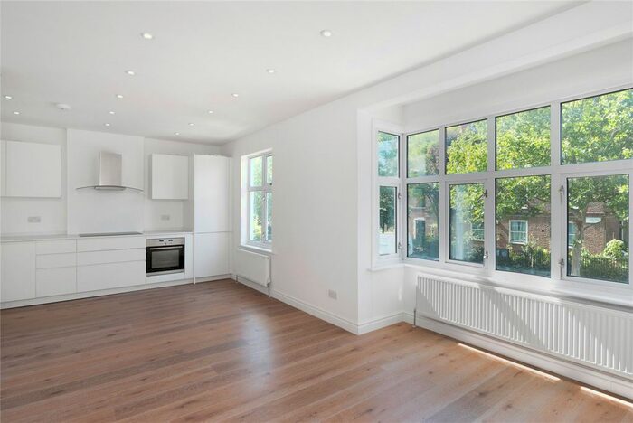 3 Bedroom Flat To Rent In Dalgarno Gardens, London, W10