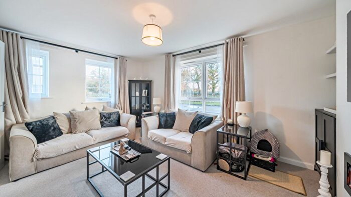 3 Bedroom Semi Detached House For Sale In Fern Green Close, Ashlawn Rise, CV22