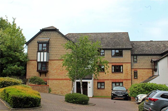 2 Bedroom Apartment For Sale In Chiltern Court, Pages Hill, London, N10