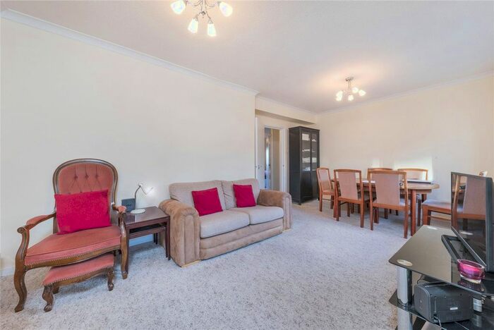 2 Bedroom Flat To Rent In Kingfisher Court, Queensmere Road, SW19
