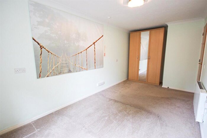 2 Bedroom Apartment For Sale In Warwick Avenue, Bedford, Bedfordshire, MK40