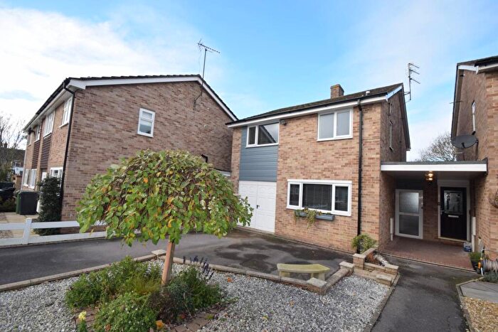 3 Bedroom Link Detached House For Sale In Beverley Close, Chalgrove, OX44