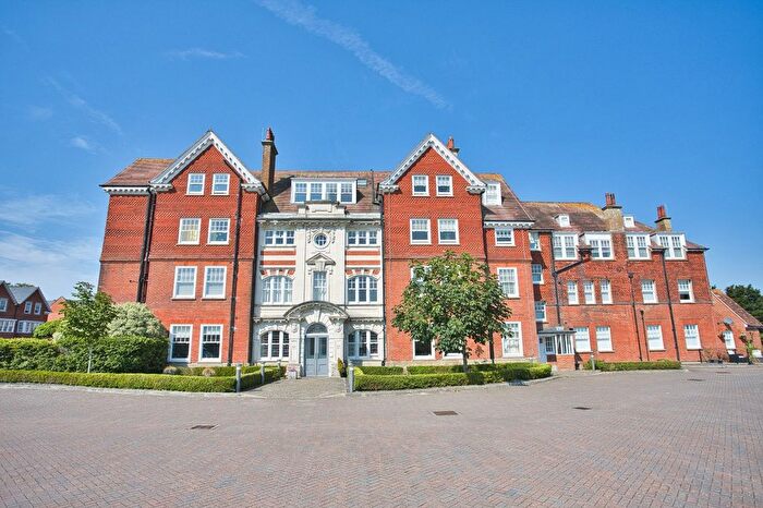 2 Bedroom Flat For Sale In Eversley Park, Folkestone, Kent, CT20