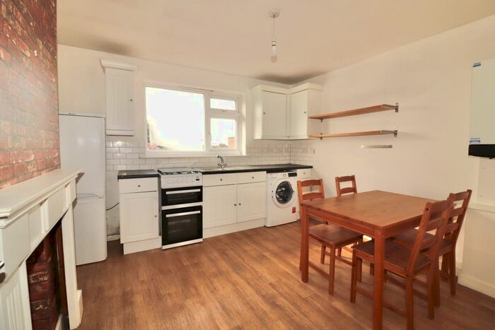 2 Bedroom Flat To Rent In Lodge Lane, Grays, RM17