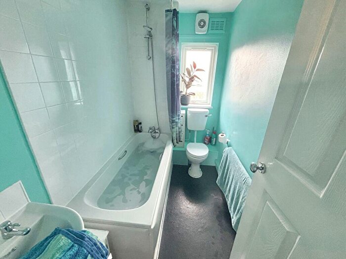 2 Bedroom Apartment For Sale In Wycliffe Avenue, Kenton, Newcastle Upon Tyne, Tyne And Wear, NE3