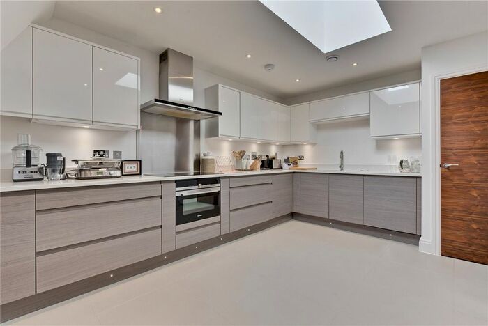 2 Bedroom Flat To Rent In Weybridge House, Queens Road, Weybridge, Surrey, KT13