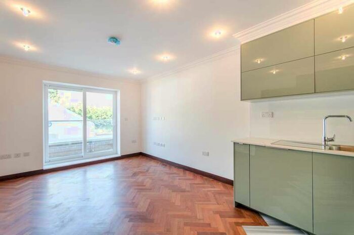 3 Bedroom Flat To Rent In West End Lane, Pinner, HA5