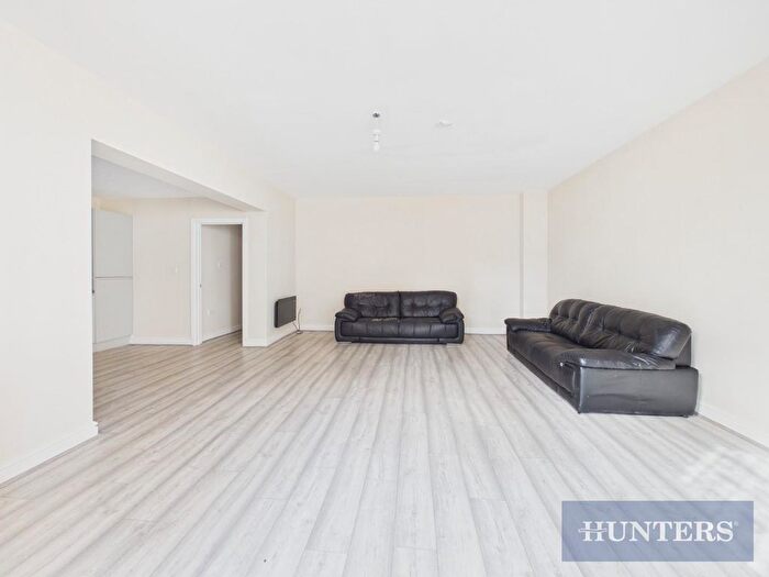 2 Bedroom Flat For Sale In Prince Of Wales Terrace, Scarborough, YO11