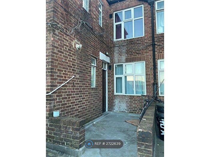 3 Bedroom Flat To Rent In Western Avenue, London, W3