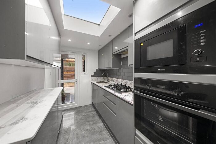 2 Bedroom Maisonette For Sale In Ground Floor Tudor Road, Hayes, UB3