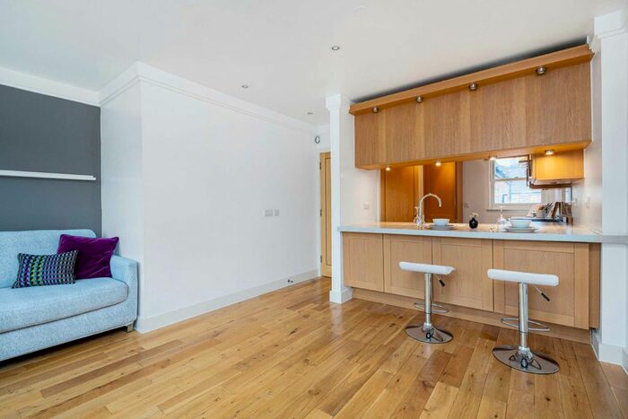 2 Bedroom Flat To Rent In Stephendale Road, Fulham, London, SW6