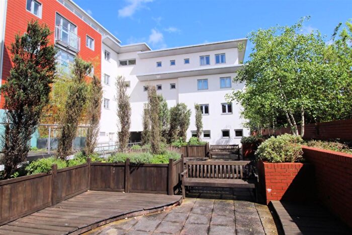2 Bedroom Flat To Rent In Constitution Hill, Woking, Surrey, GU22