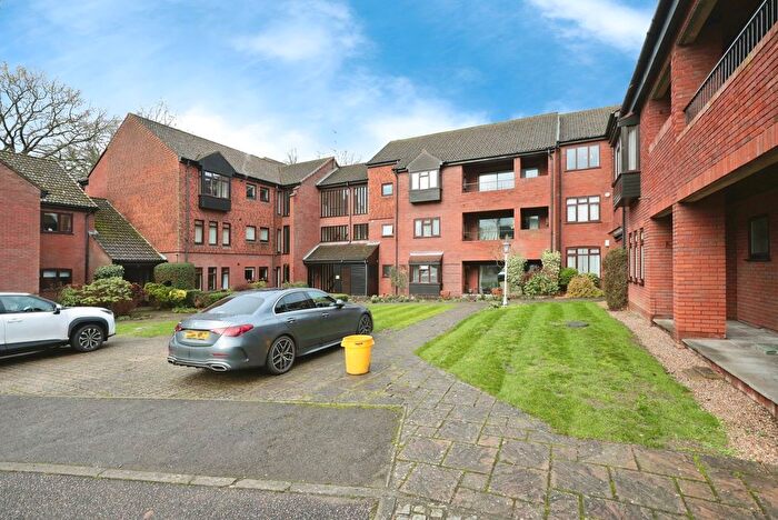 2 Bedroom Flat For Sale In Snells Wood Court, Amersham, HP7