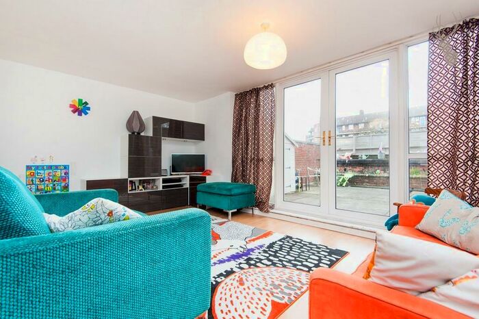 3 Bedroom Flat To Rent In Crondall Street, Shoreditch, N1