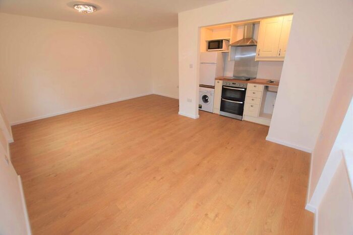 Studio To Rent In Fortis Green, East Finchley, London N2
