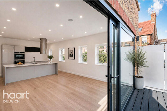 2 Bedroom Apartment To Rent In Lordship Lane, London, SE22