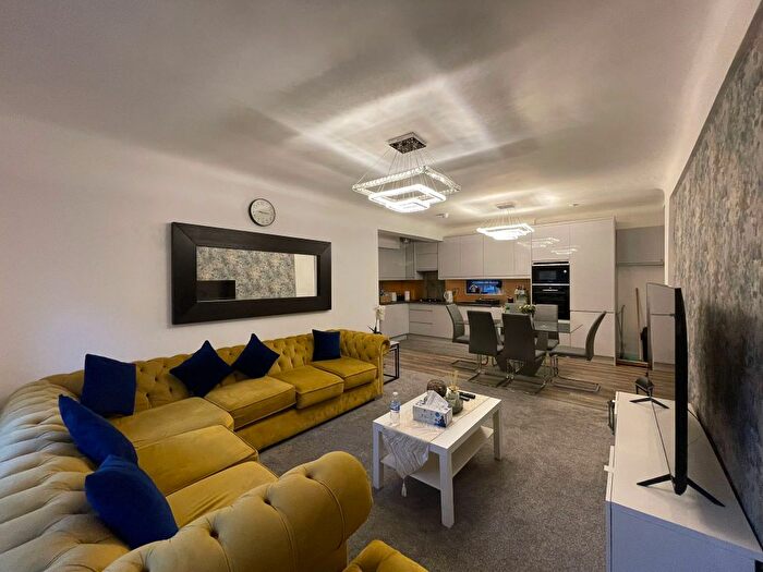 3 Bedroom Flat To Rent In Pelham Court, Fulham Road, London, SW3 - Photo 2