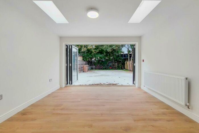 Studio To Rent In Byron Road, Wealdstone, Harrow, HA3