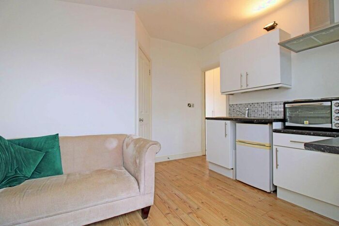 1 Bedroom Flat To Rent In Pierrepoint Road, London, W3