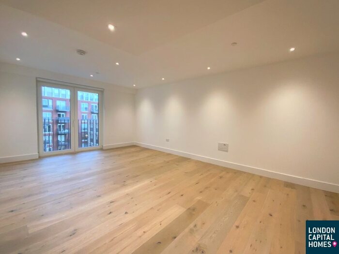 2 Bedroom Flat To Rent In Bed Flat In Exchange Gardens, Keybridge, Vauxhall, SW8