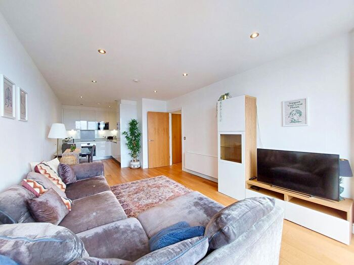 1 Bedroom Flat To Rent In Gateway House, Regents Park Road, Finchley Central, N3