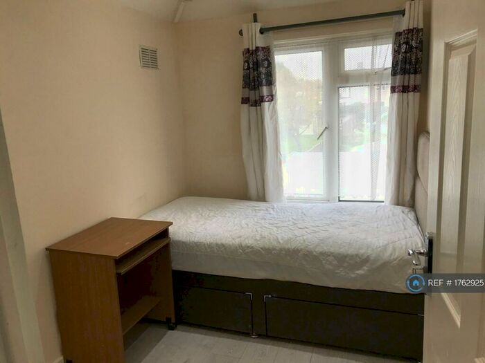 2 Bedroom Flat To Rent In Green Wrythe Lane, Carshalton, SM5